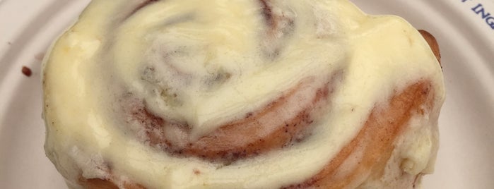 Cinnabon is one of Posti che sono piaciuti a Deepak.