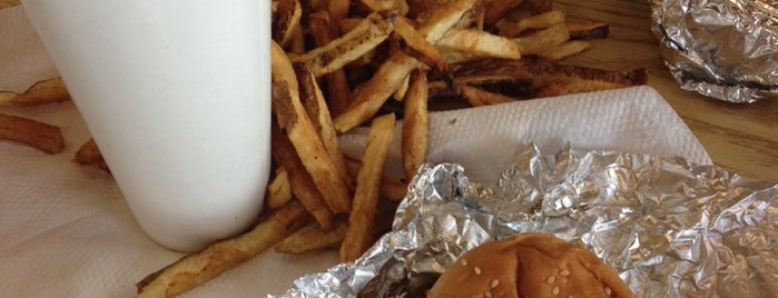 Five Guys is one of Michaelさんのお気に入りスポット.