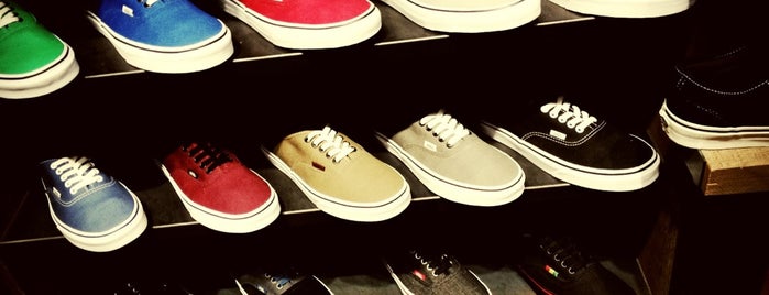 Vans is one of Ethanさんのお気に入りスポット.
