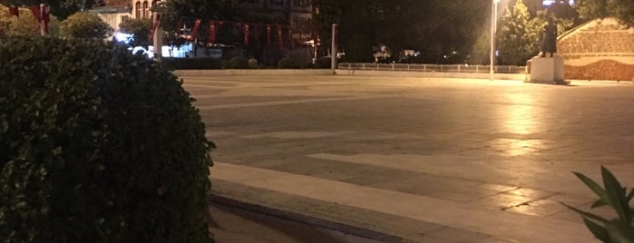 Cumhuriyet Meydanı is one of gittim gördüm.