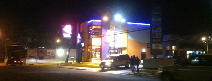 Taco Bell is one of Tempat yang Disukai Diego.
