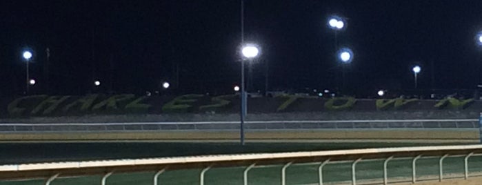 Racetrack at Hollywood Casino is one of Lieux qui ont plu à Doug.