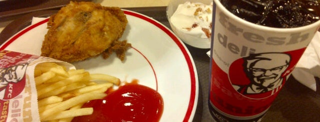 KFC is one of Locais curtidos por Chloe.