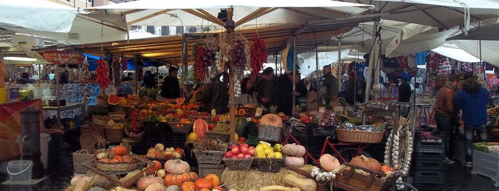 Campo de' Fiori is one of Roma market.