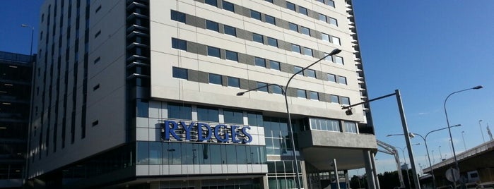 Rydges International Airport Hotel is one of Tempat yang Disukai James.