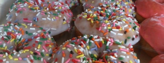 Yum Yum Donuts is one of Posti che sono piaciuti a Roger.