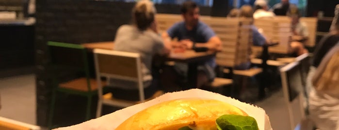 Shake Shack is one of Davidさんのお気に入りスポット.