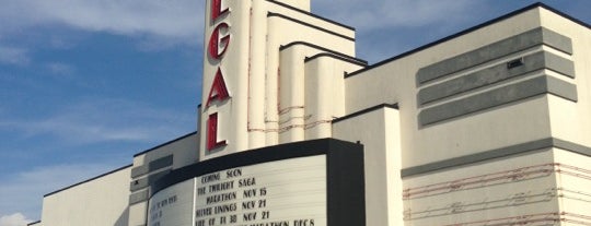 Regal Cumberland Mall is one of Dale'nin Beğendiği Mekanlar.