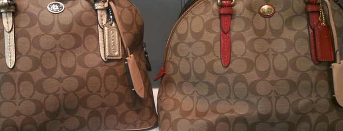 COACH Outlet is one of Posti che sono piaciuti a Jerry.