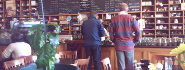 T. H. Coffee Shop is one of Lugares favoritos de Plwm.