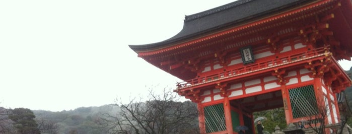 วัดคิโยะมิซุ (วัดน้ำใส) is one of Kyoto.