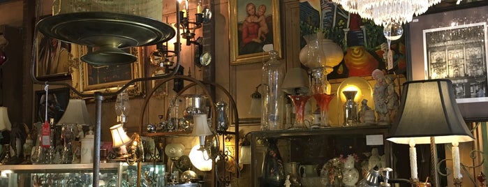 Collectible Antiques is one of Lieux qui ont plu à Vicky.