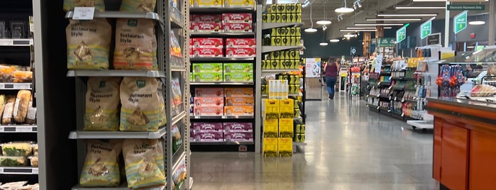 Whole Foods Market is one of Tempat yang Disukai Ken.