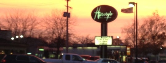 Harvey's Grill and Bar is one of Tempat yang Disukai Jessica.