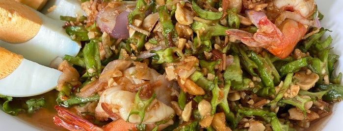 เรือนแพ ครัวสุพรรณ is one of Thai cuisine.