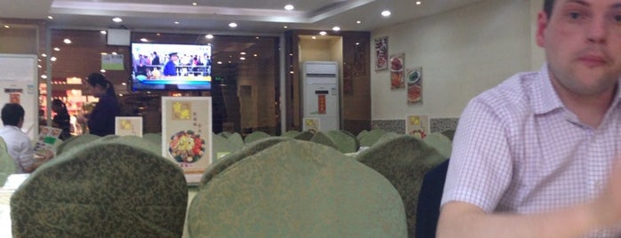 宝兴港式茶餐厅 is one of юва.