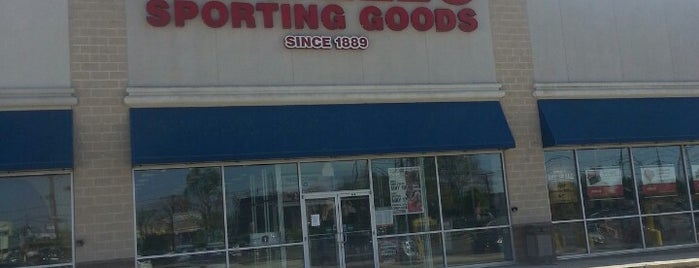 Modell's Sporting Goods is one of สถานที่ที่ Eileen ถูกใจ.