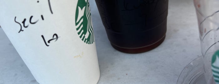 Starbucks is one of esra'nın Beğendiği Mekanlar.