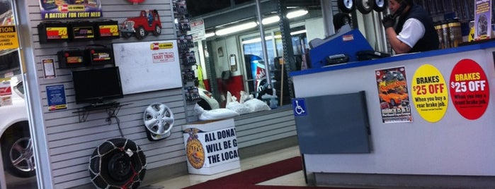 Les Schwab Tire Center is one of Starさんのお気に入りスポット.
