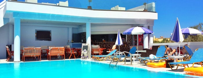 Blue Waves Hotel is one of Auro'nun Beğendiği Mekanlar.