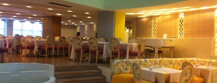 Airotel Stratos Vassilikos Hotel is one of Tempat yang Disukai Lina.