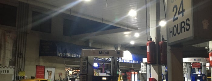 Mobil is one of Albertさんのお気に入りスポット.