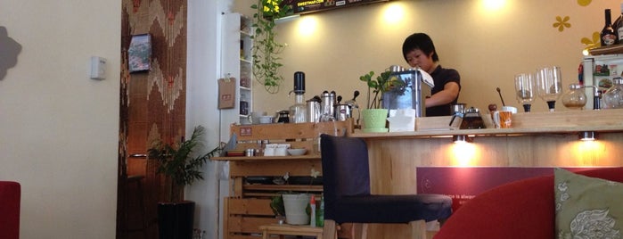 Sweetmap Cafe is one of Jama and Ying's Romantic List.