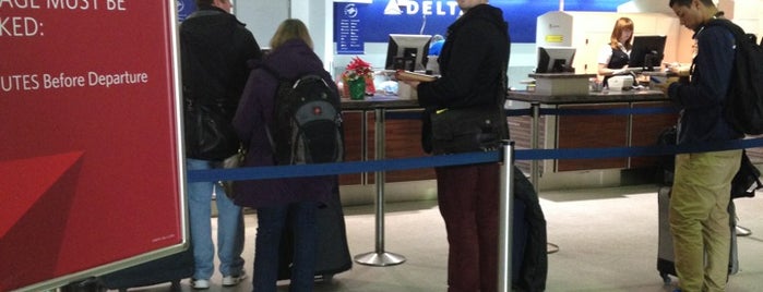 Delta Air Lines Ticket Counter is one of Orte, die Sage gefallen.