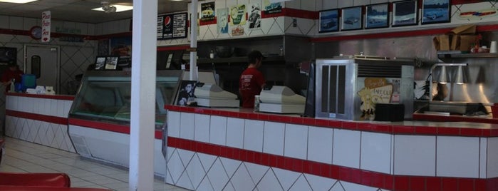 CJs Butcher Boy Burger is one of สถานที่ที่ Ross ถูกใจ.