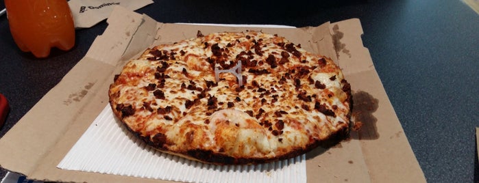 Domino's Pizza is one of Locais curtidos por René.