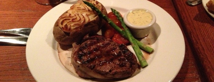 The Keg Steakhouse + Bar - Vieux Montreal is one of Monaさんのお気に入りスポット.