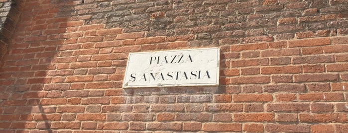 Piazza S. Anastasia is one of Marioさんのお気に入りスポット.
