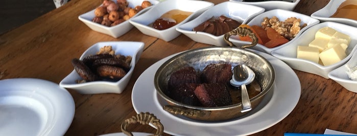 77 Steakhouse is one of Lugares favoritos de Sadık.
