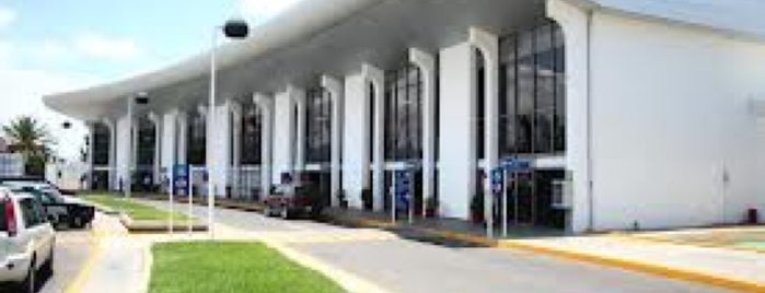 Aeropuerto Internacional de Oaxaca (OAX) is one of สถานที่ที่ Ivizon ถูกใจ.
