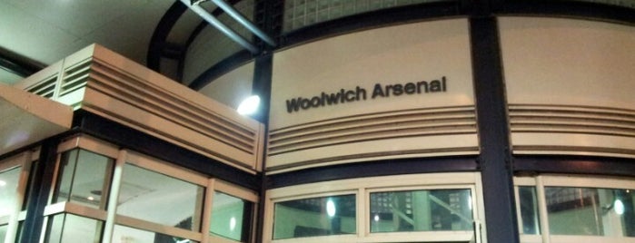 Woolwich Arsenal Railway Station (WWA) is one of Jawaharさんのお気に入りスポット.