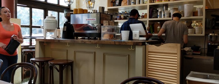 Café Esencia is one of Locais curtidos por E.