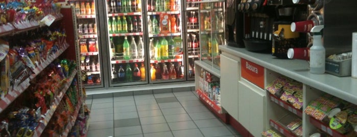 OXXO is one of Lugares favoritos de Dinorah.