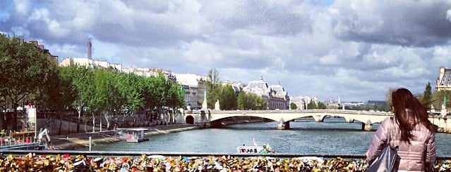 Pont des Arts is one of Paris.