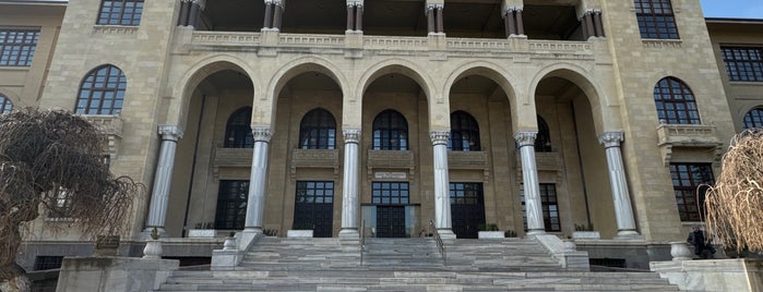 Gazi Üniversitesi Rektörlüğü is one of Lugares favoritos de Fatih.