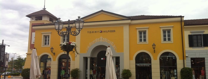 Tommy Hilfiger is one of Tempat yang Disukai Luca.