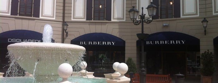 Burberry is one of Lieux qui ont plu à Vito.