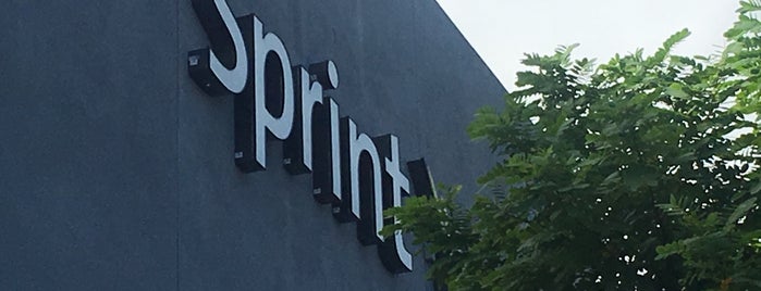Sprint Store is one of สถานที่ที่ Albert ถูกใจ.