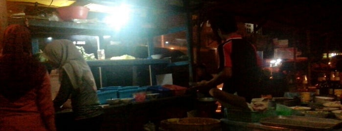 Warung Nasgor Pak Harno is one of tempat makan joss.