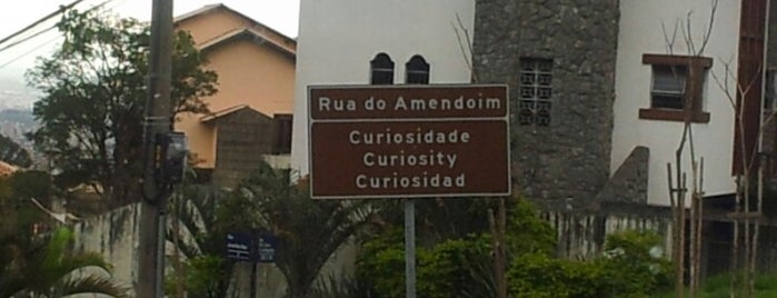Rua do Amendoim is one of Dade'nin Kaydettiği Mekanlar.