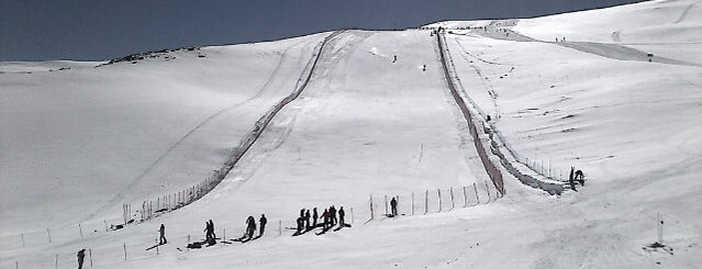 Estación de Esquí de Sierra Nevada is one of Snow spots.