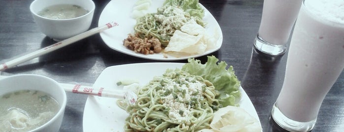 Mie Buto Ijo is one of Tempat makan.