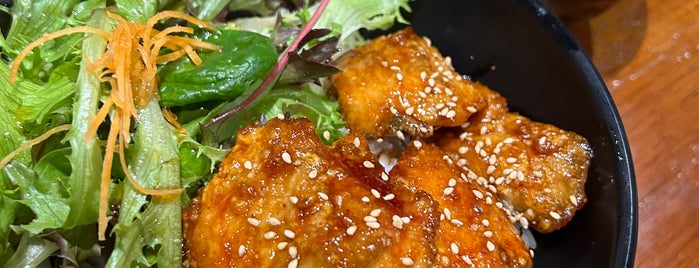 Kura Japanese Dining is one of Dasha'nın Kaydettiği Mekanlar.