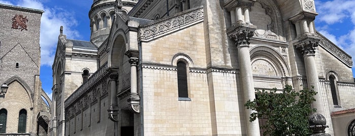 Basilique Saint-Martin is one of Locais curtidos por Ana Beatriz.