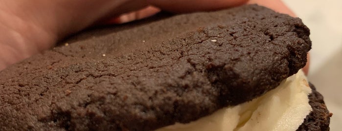 CakeChef's Cookie Jar is one of Posti che sono piaciuti a Lizzie.