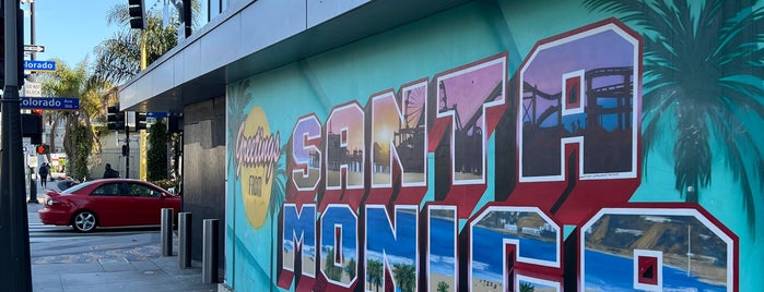 Downtown Santa Monica is one of Tempat yang Disukai Amaya.